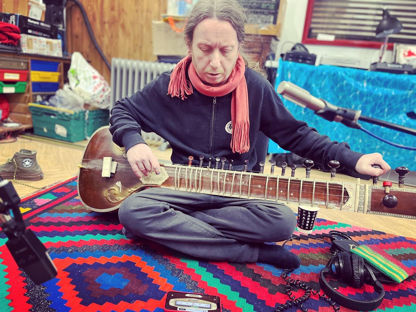 Capturing Sitar with Joel from @trappedanimalrecords has been a blast and an absolute pleasure! This @band.opaque  album is really starting to rock! ⚡️⚡️⚡️#trappedanimalrecords #bandopaque #Royerlabs #recordinglife #cambridgeshirebands