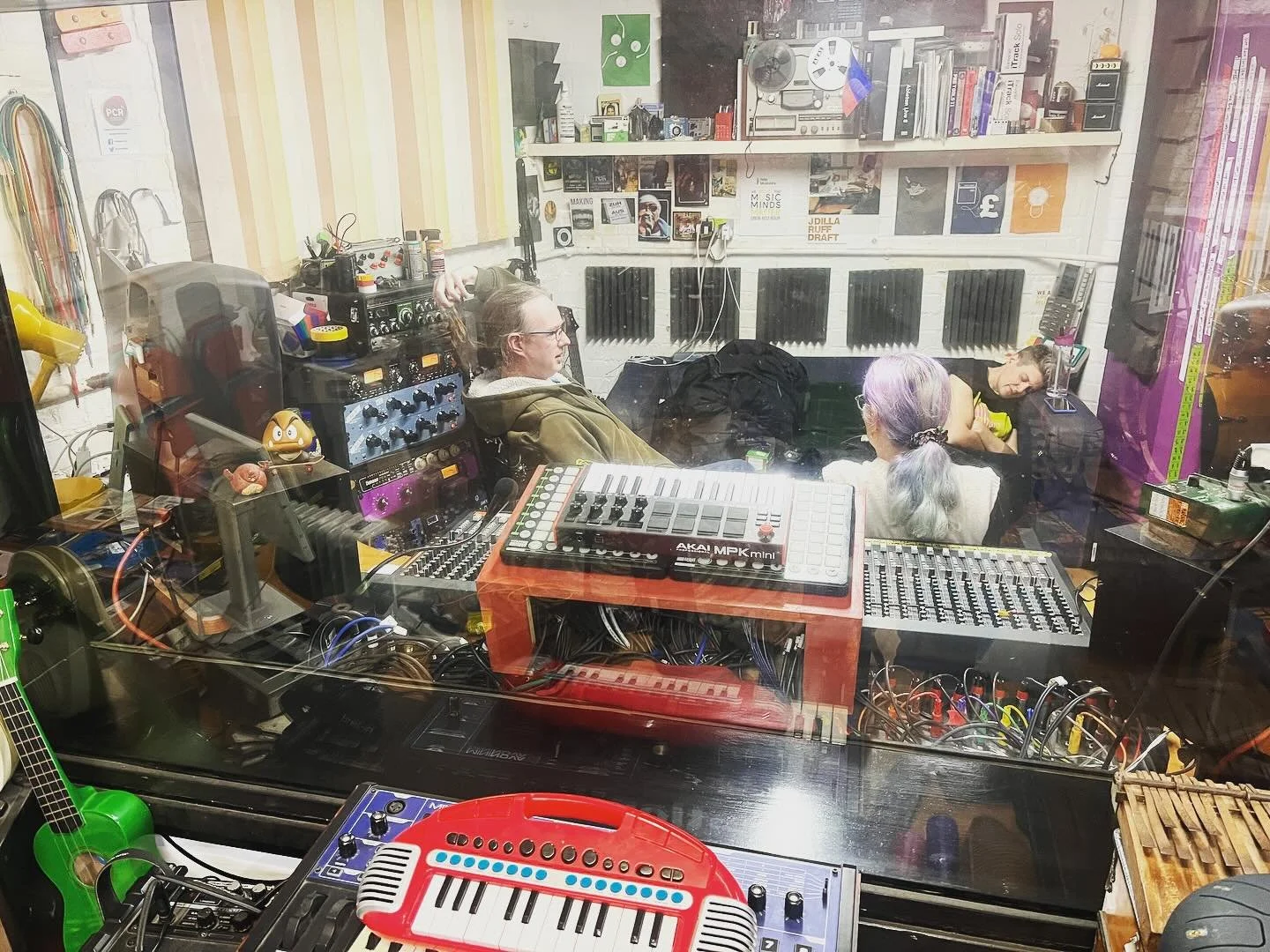 Another enjoyable and super productive tracking sesh with the marvellous @fyzzwallisband #recordingstudio #peterboroughmusic #groundupmusic #shure #royerlabs #akg #neumannmicrophones #mojavemicrophones