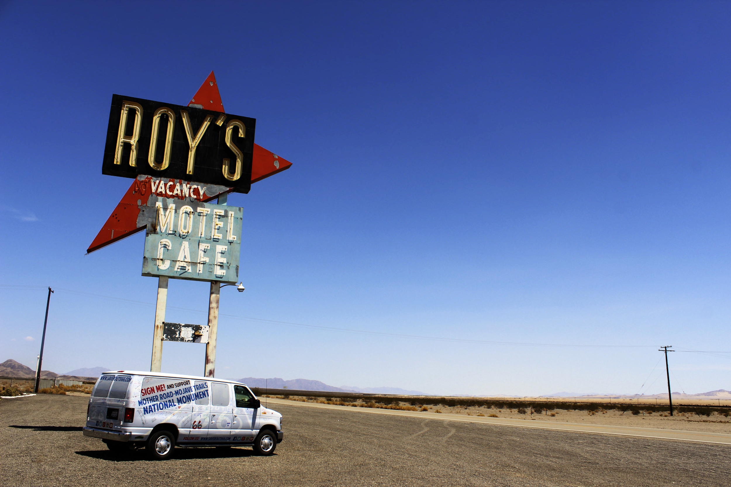 ROY'S MOTEL CAFE | AMBOY, CALIFORNIA
