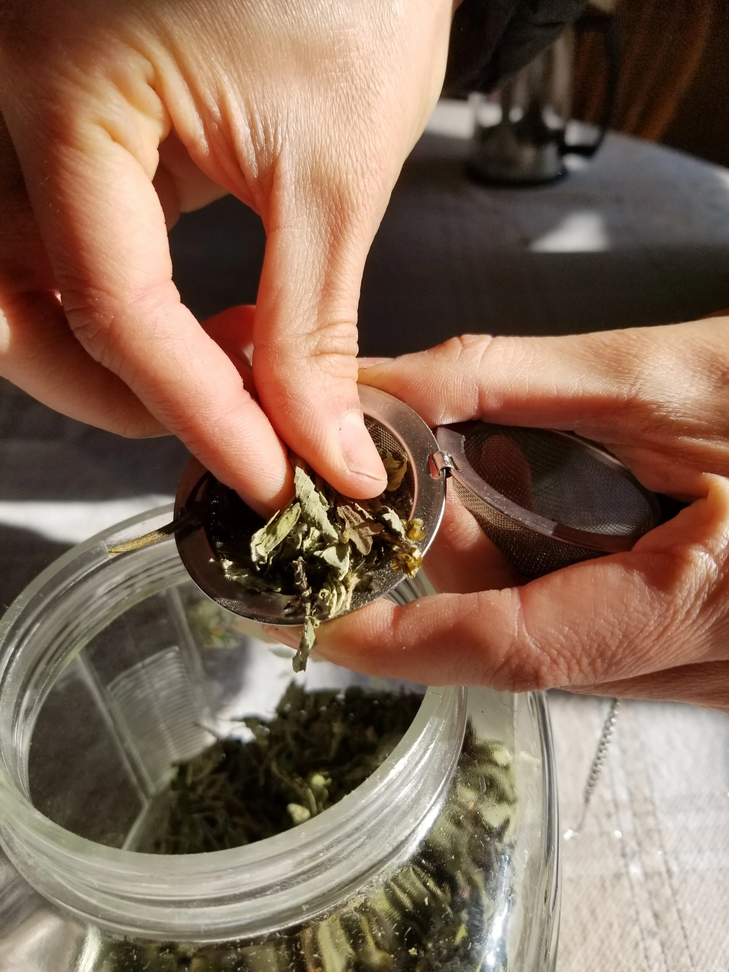 crush-herbs-prep-perfect-tea-brew