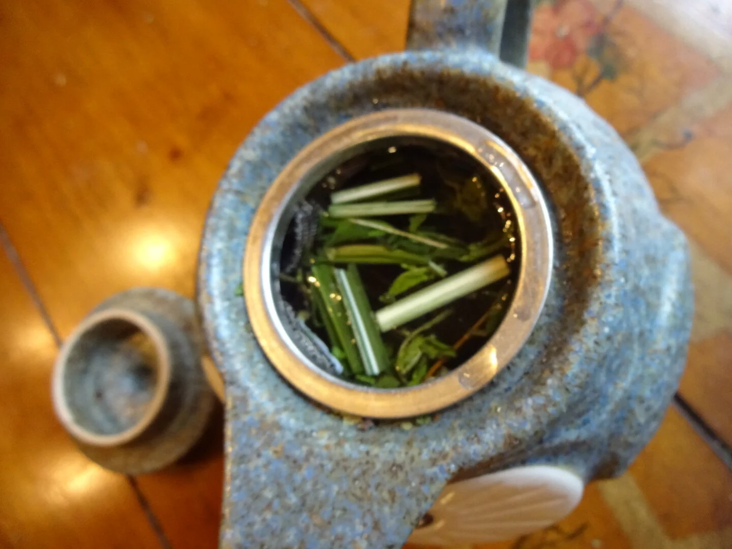 pour-water-into-tea-infuser