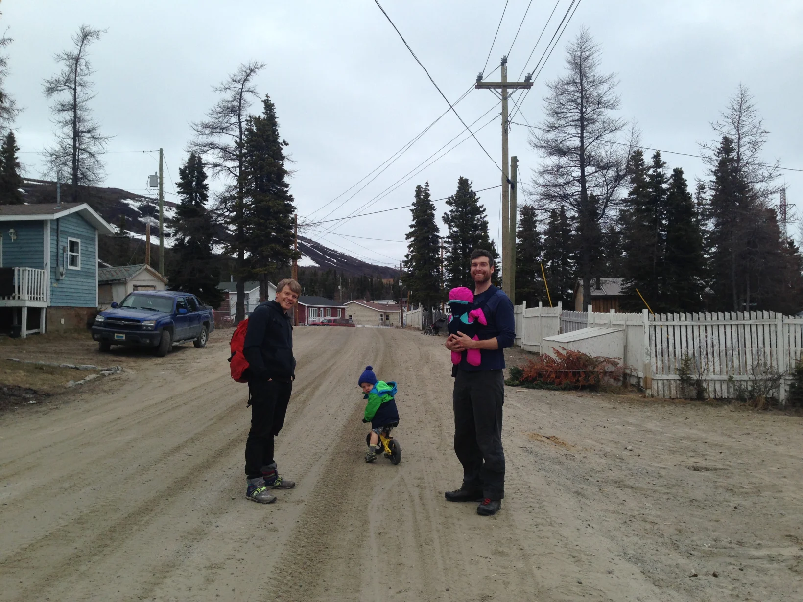Harry, Léon, Andrew et Nellie en route vers l’école pour le spectacle de fin d’année des élèves