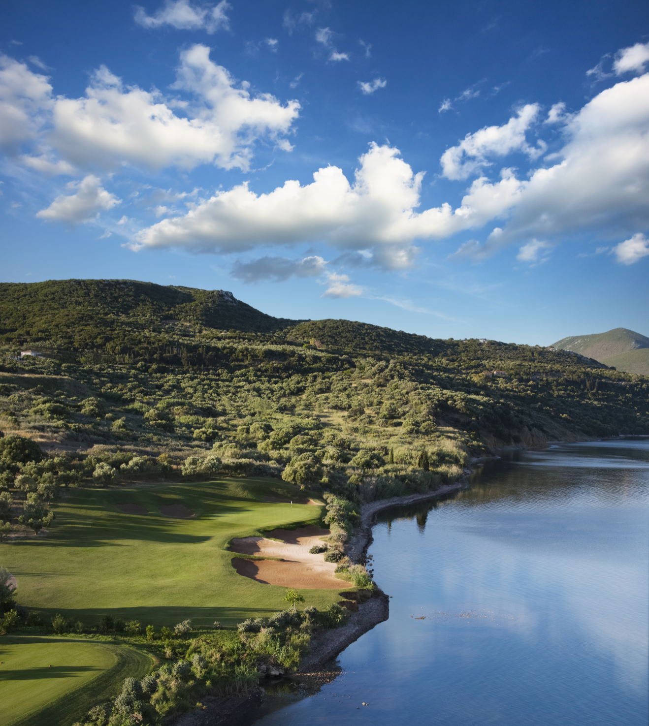 The Bay 2nd hole, © Costa Navarino  