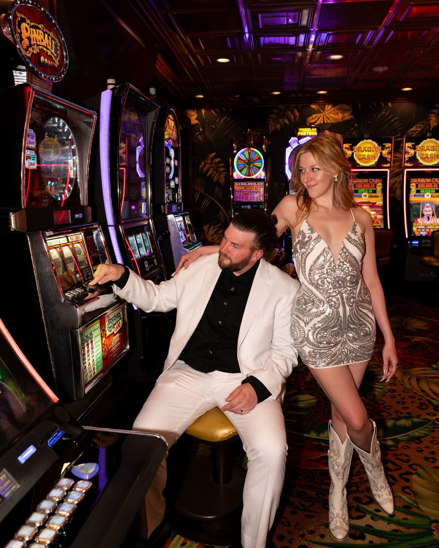 Neon lights, little white, &amp; secret handshakes ❤️&zwj;🔥

#lasvegasphotography #vegaselopementphotographer #vegas #elopement #littlewhitechapel