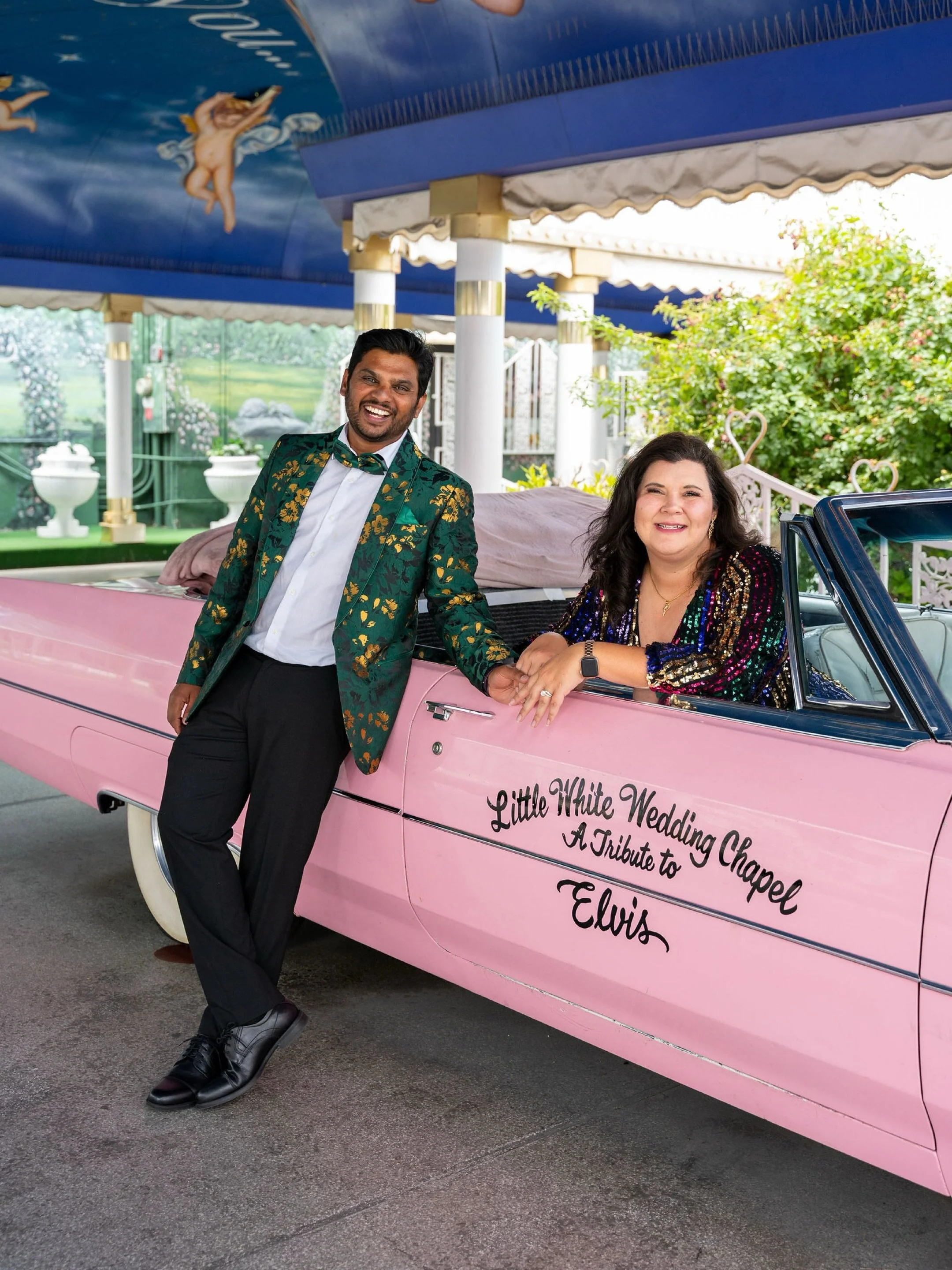 Grab your closest friends and family, an Elvis officiant and a hunk, a hunk of burning love ❤️&zwj;🔥

This is how you have an rockin&rsquo; Vegas elopement 🎸

Associate shot for @katelynfayephoto