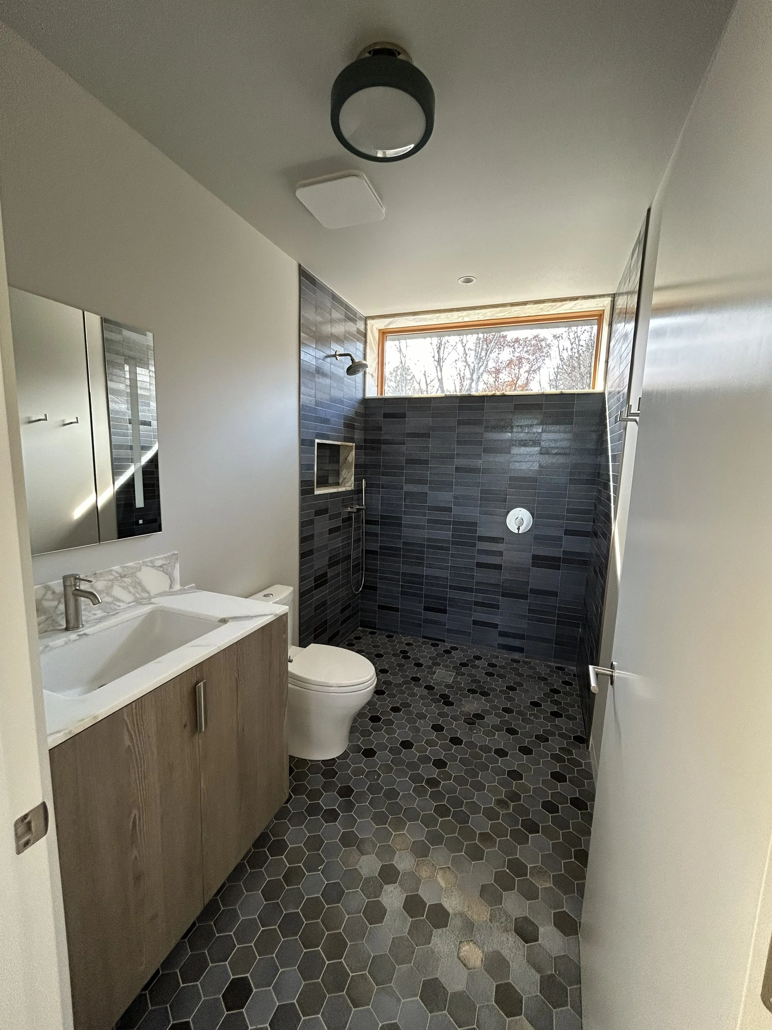 full bath with tile.jpeg