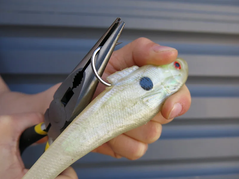 how-to-crush-the-barb-on-a-fishing-hook.jpg