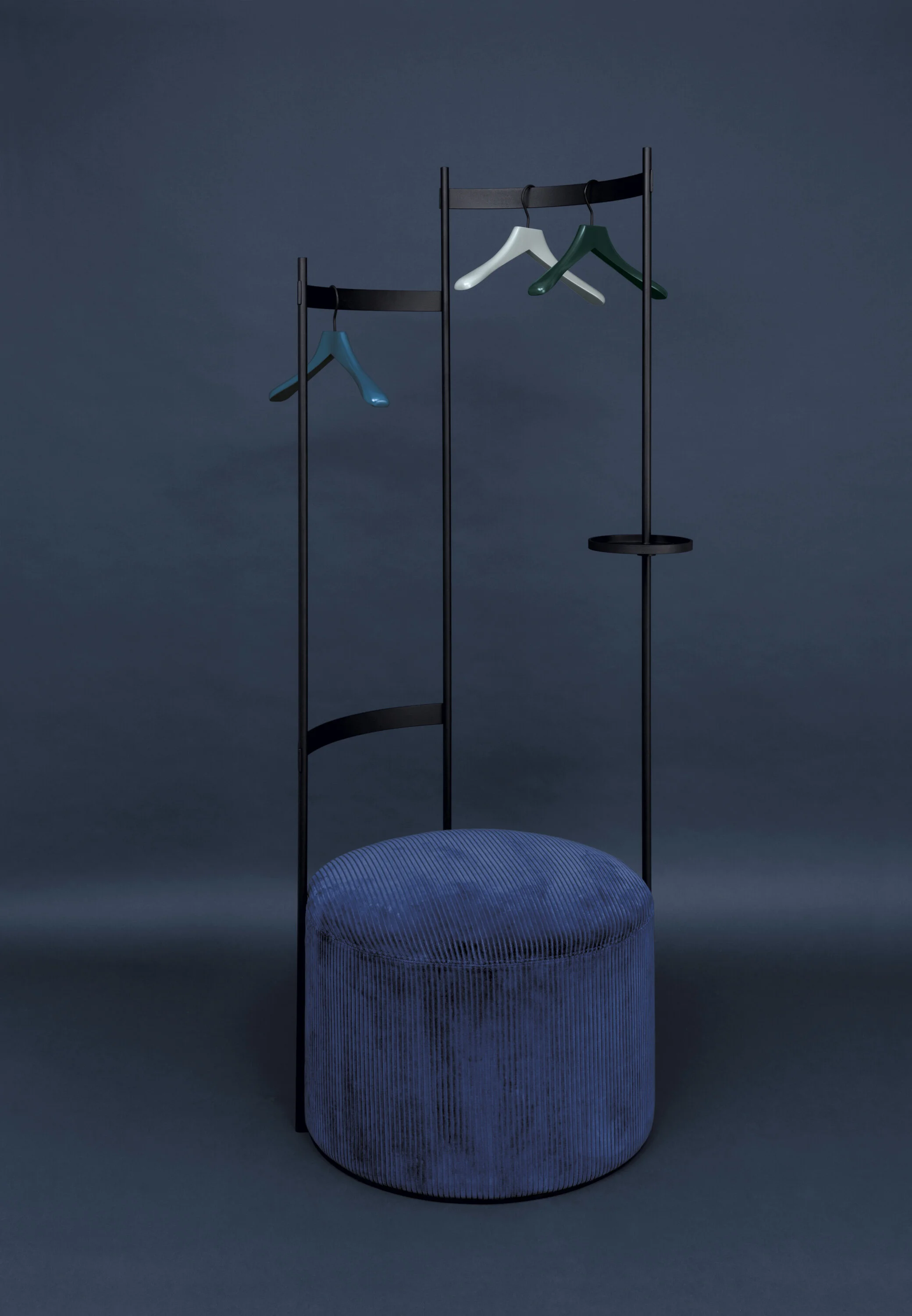 tilda-moebel-garderobe-schwarz-imperial-blue-schoenbuch.JPG