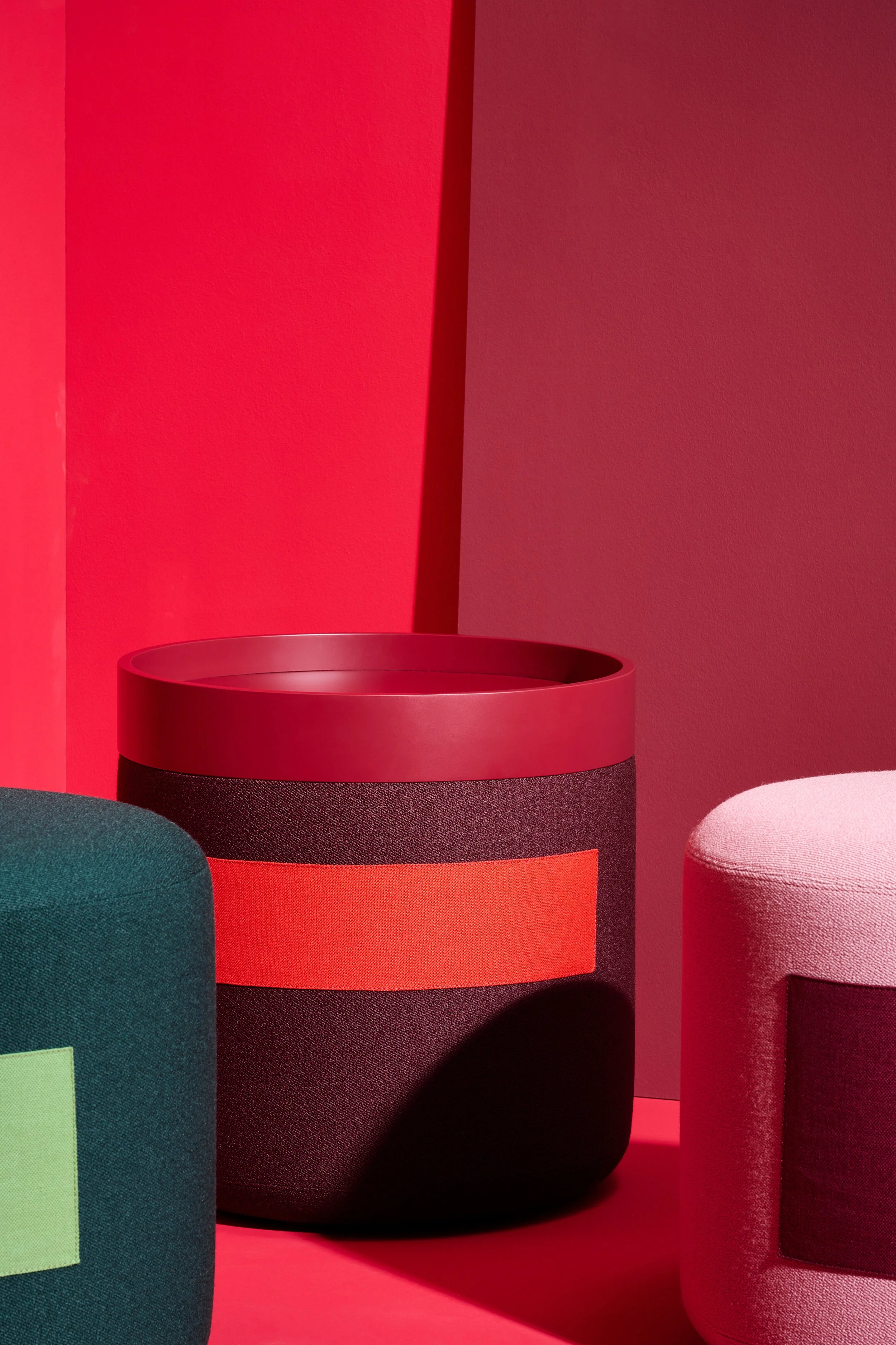 ayaka-moebel-hocker-bänke-blush-forest green-black currant-tablett-wine red-schoenbuch-2.jpg