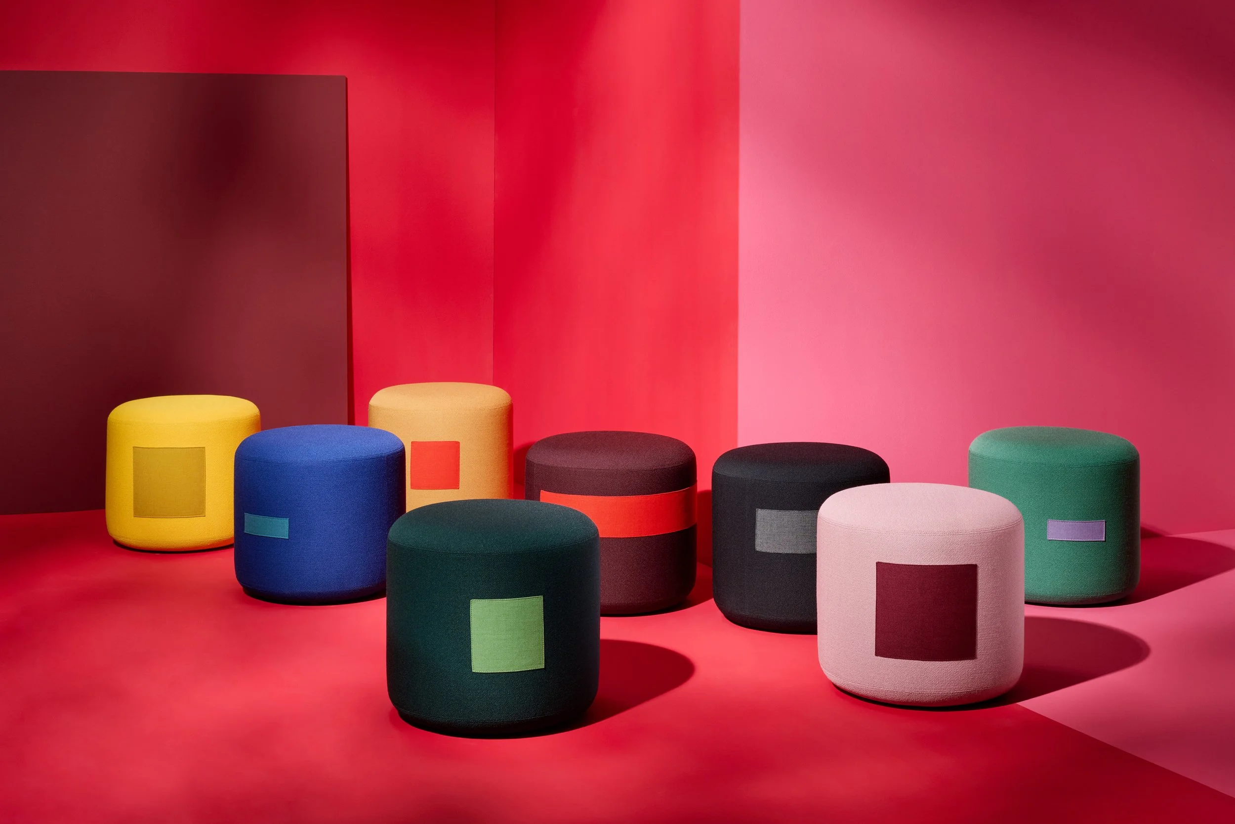 ayaka-moebel-hocker-bänke-blush-mimosa-royal blue-tea green-black currant-saffron-forest green-slate black-schoenbuch-4.jpg