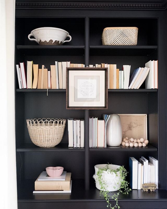 Did some shelf styling this morning just for fun! Swipe to the end for the before.

Turning books backwards makes absolutely no sense but I really love the look. I hung our framed wedding invitation on the shelf with a command hook.

Felt good to hav