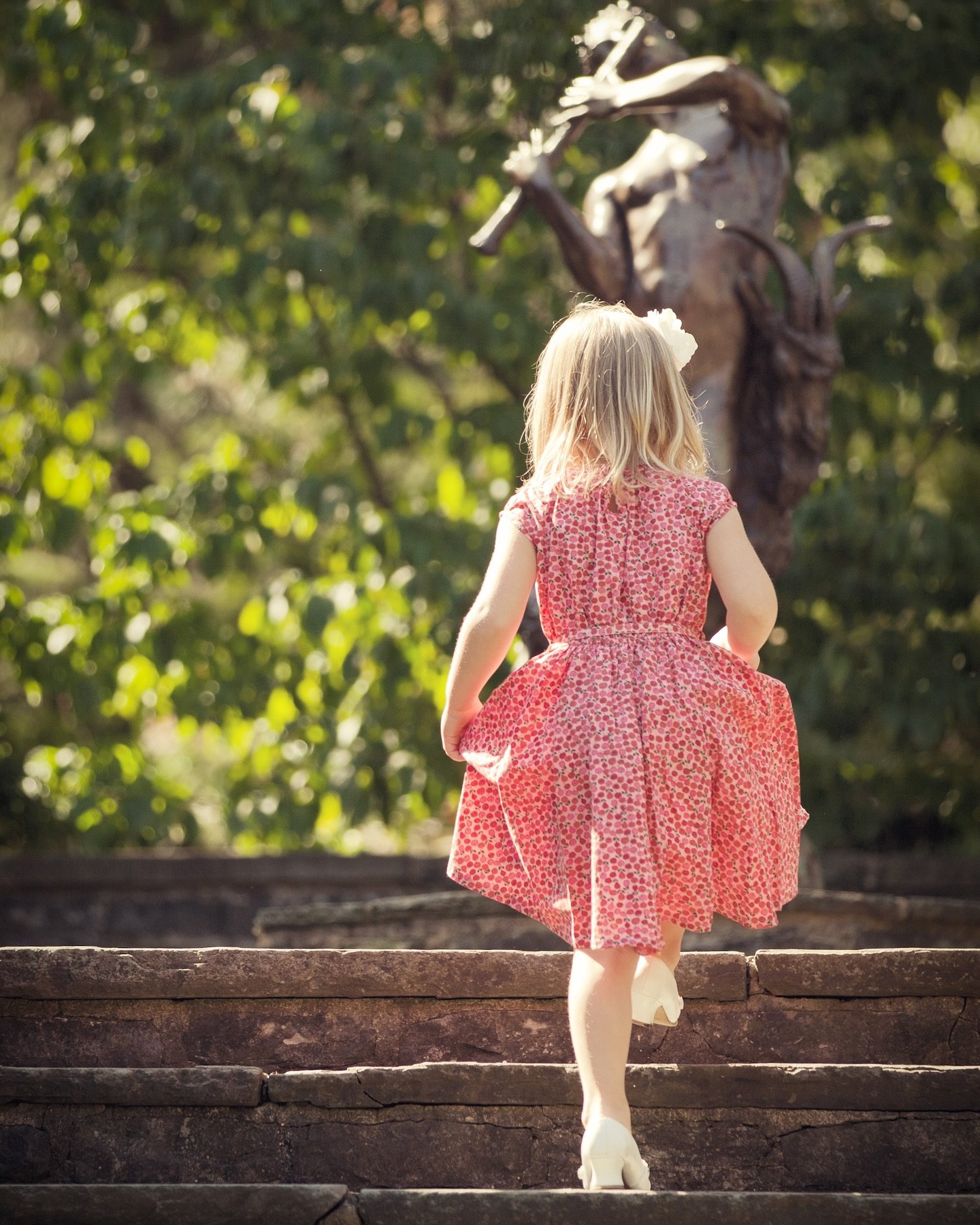 This session had me thinking we were in a fairytale. 💐☀️

We wandered through sunshine-drenched paths, found secret garden corners, and laughed with two of the sweetest cousins as they danced and explored Kingwood Center Gardens. This is exactly wha