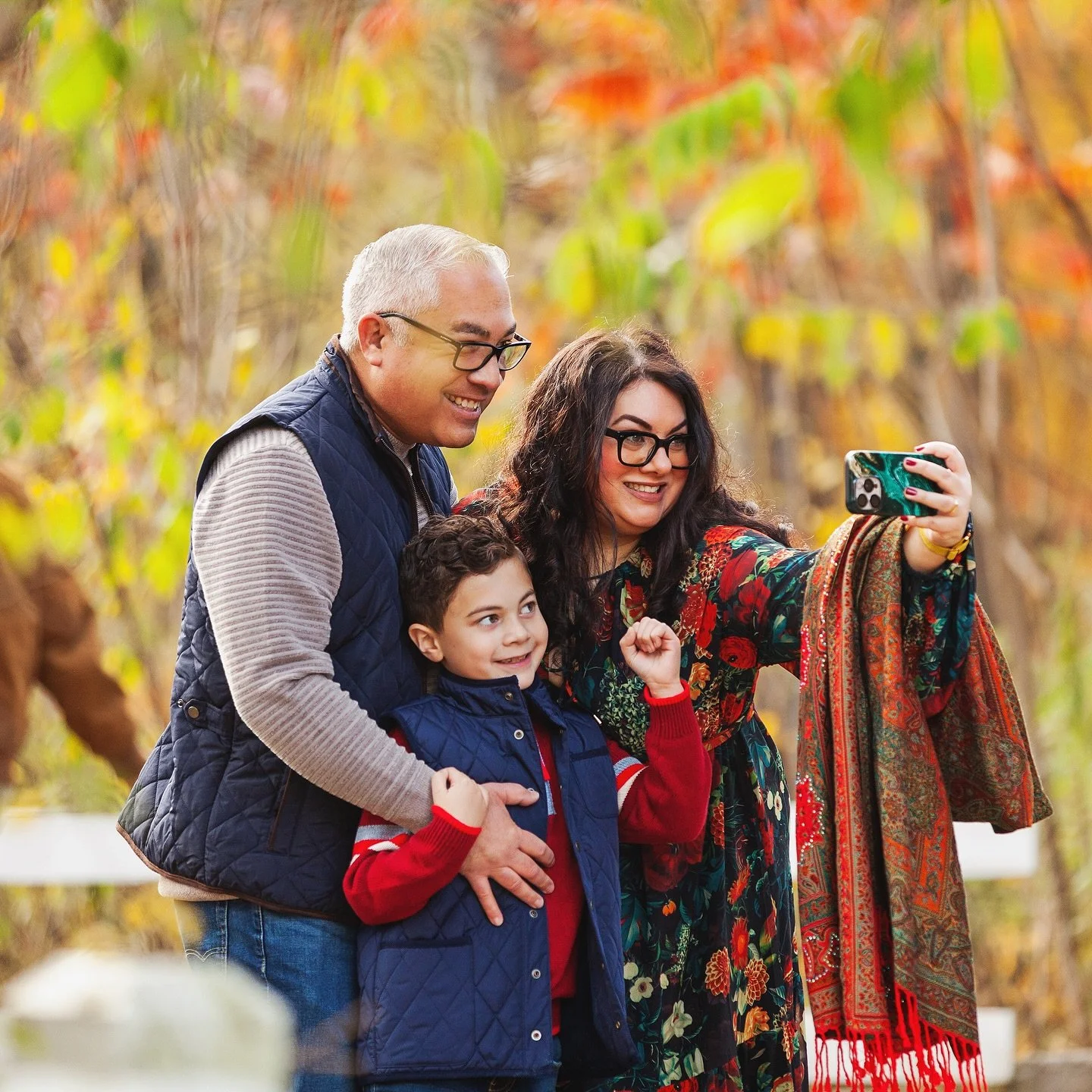 Stopped to change my lens and caught them taking a selfie. Instant favorite. 🥹📸 

#FamilyPhotography #KentOhioPhotographer #OhioFamilyPhotographer #LifestylePhotography #CandidFamilyPhotos #StorytellingPhotography #FamilyPhotosThatFeelLikeYou #Cand