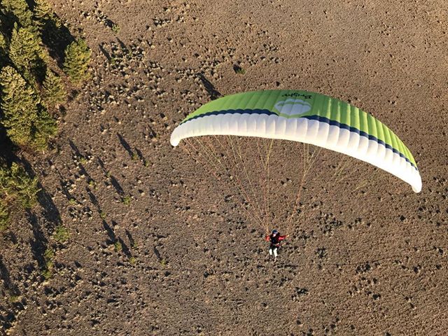 Central Oregon evening desert soaring at Pine Mt!  It is autumn flying season now, and some excellent flying opportunities are becoming available in the desert that were often too strong or thermic during the main summer season.  Get out there and fl