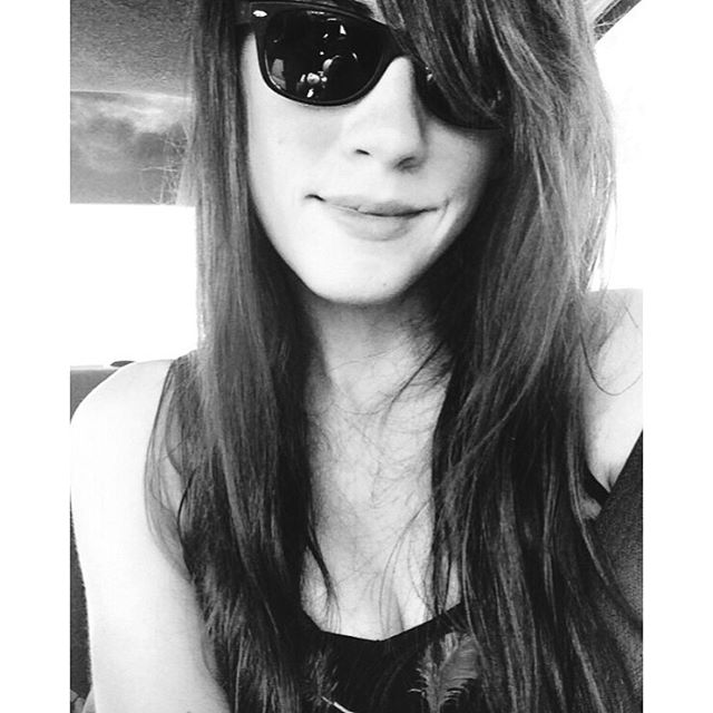 grateful & the lucky & love • a great first summer weekend, with a feeling that many more will follow...❤️
.
.
.
#summeroflove #sunday #sundayselfie #grateful #lucky #love #raybans #longhairdocare #studiotime #teaching #printmaking #photography #light #artist #curating #festivalplanning #artistatwork #falling #lovely #electricity #summertime #catchyaontheflipside #bside #forward