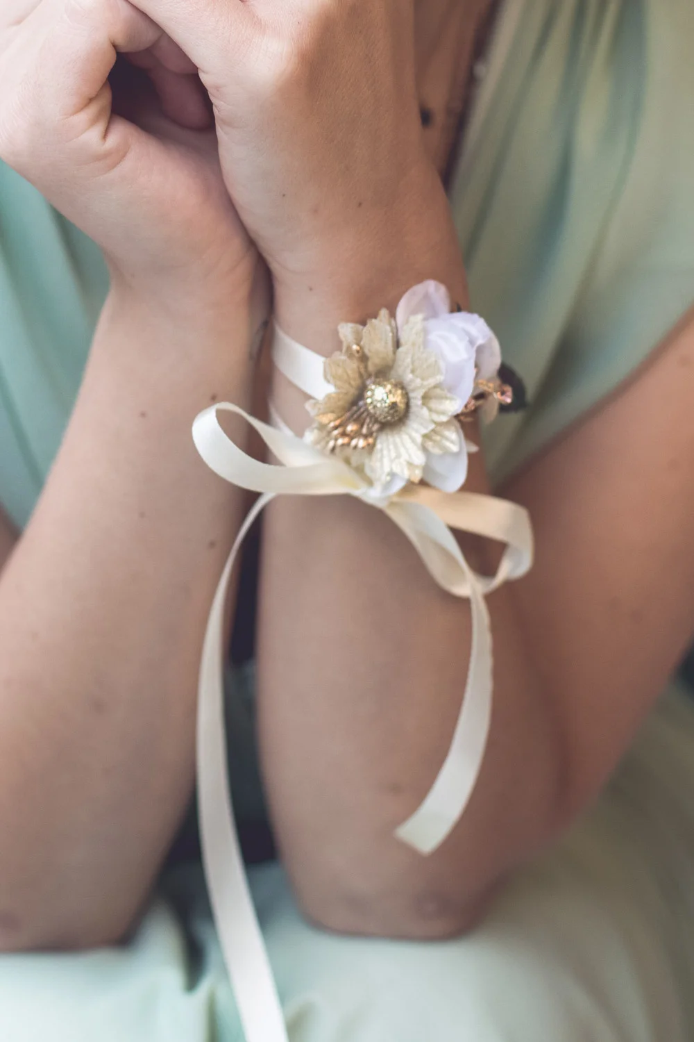 We-Are-Flowergirls_Midsummer-Shooting_Wristband_Emma.jpg