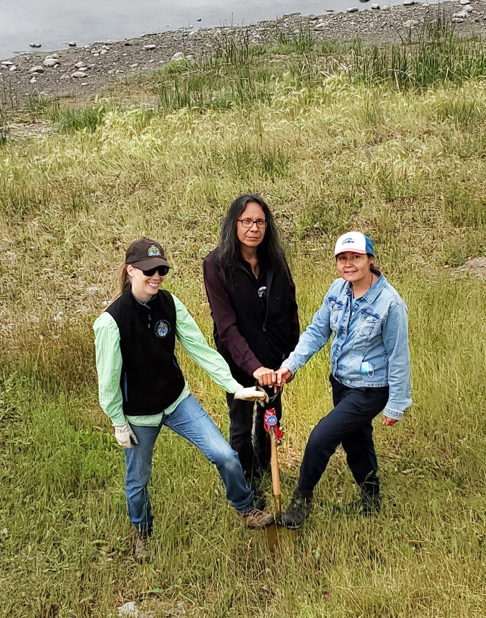 Sofie, Api_soomaahka and Kansie planting shrubs at Naapi_s Garden photocredit-Api_soomaahka.jpg