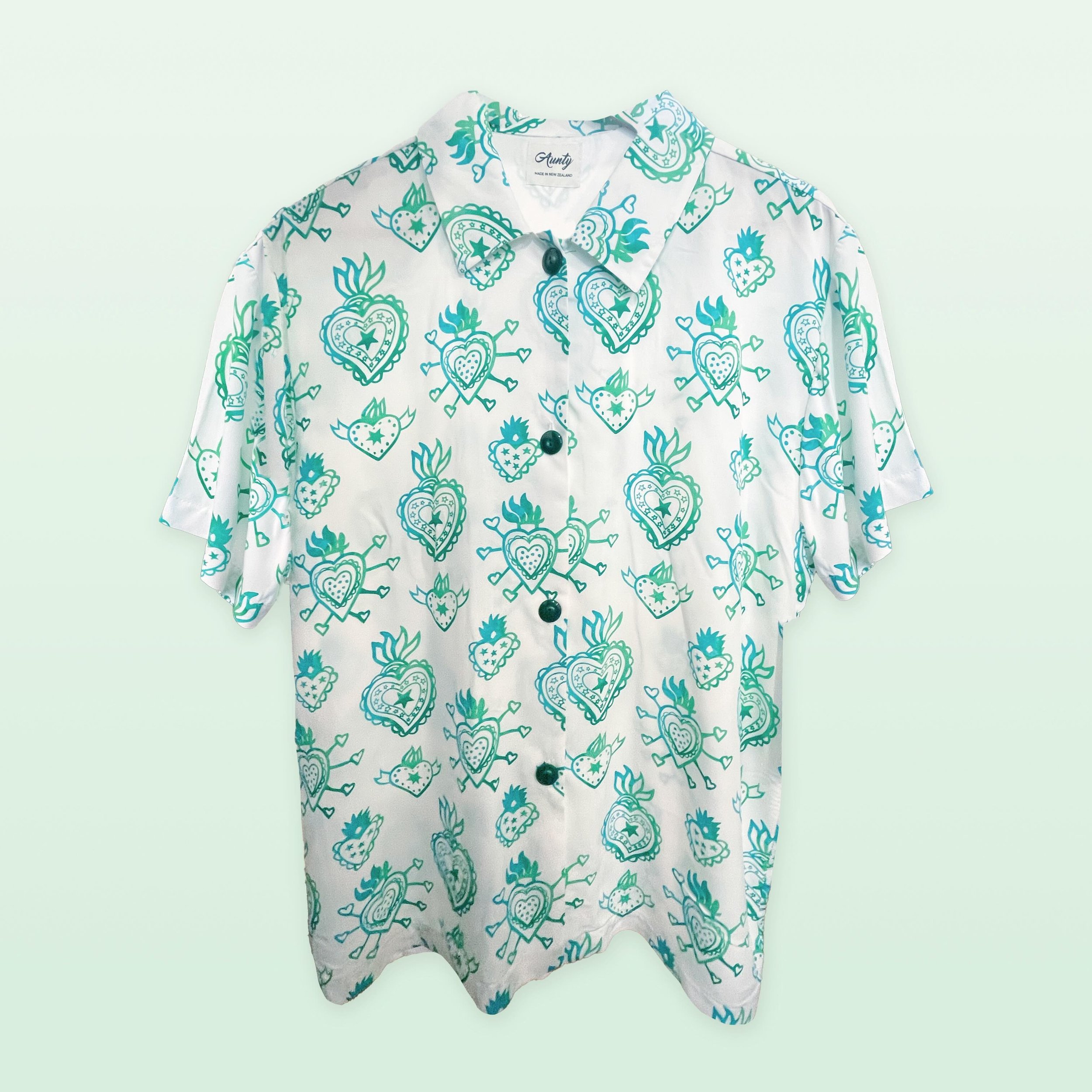 Always a fab textile print in @auntyclothing garments, like this shirt. Come in and check out all the wonderful garments currently in store!
.
.
.
#fashion #design #print #textile #pattern #nzfashion #shirt #blouse #garment #fashiondesigner #nzmade #