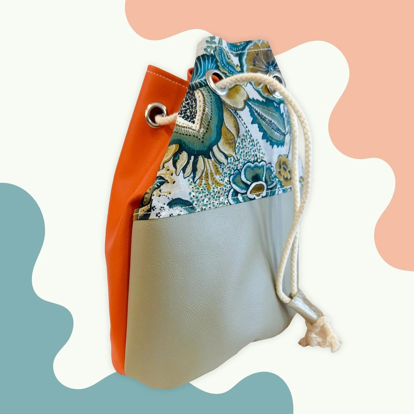 Such a fun selection of these drawstring bags from @vickisbags - perfect for toiletries or a few wee things for a trip to the beach (once the sun comes back out)!
.
.
.
#bags #vinyl #beach #makeup #toiletries #storage #accessories #dunedin #design #n