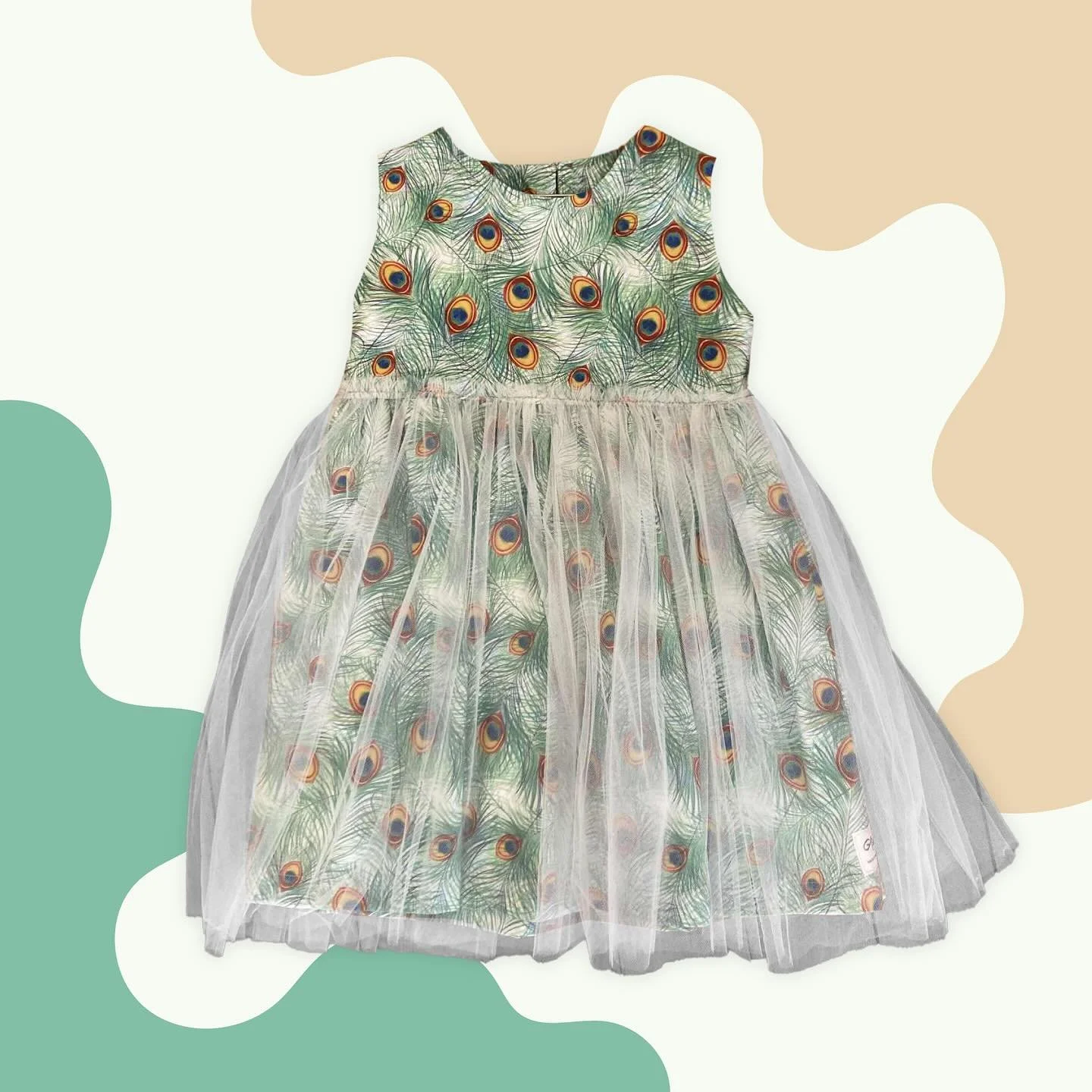 Just in store, the @youngpups_nz peacock feather print fairy dress. Just one available, size 4.
.
.
.
#fairy #dress #kids #kidsfashion #peacock #print #design #dunedin #nzmade #shoplocal