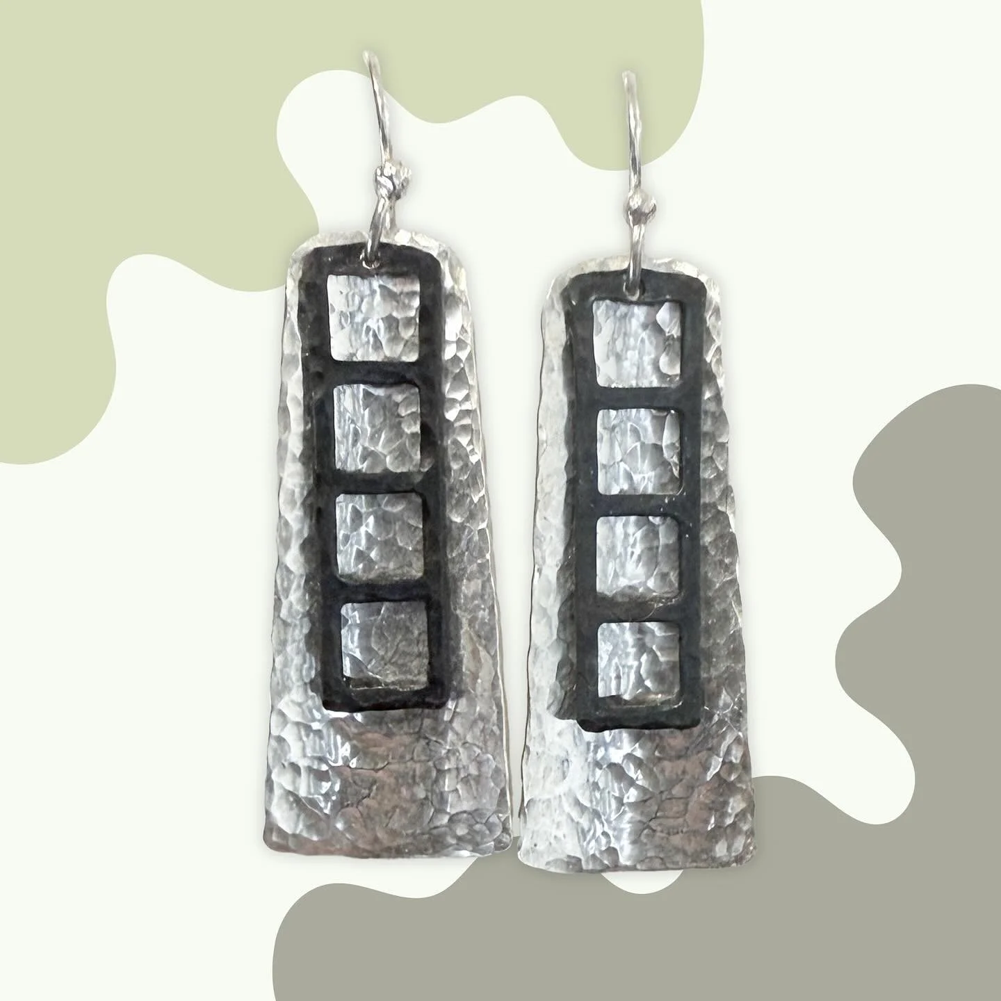 There’s always so many excellent choices of earrings from Ruth of Napper Jewellery! @ruthnj14w Pop in store and find the perfect pair!
.
.
.
#jewellery #nzjewellery #earrings #drops #silver #oxidised #textured #dunedin #design #nzmade #shoploca