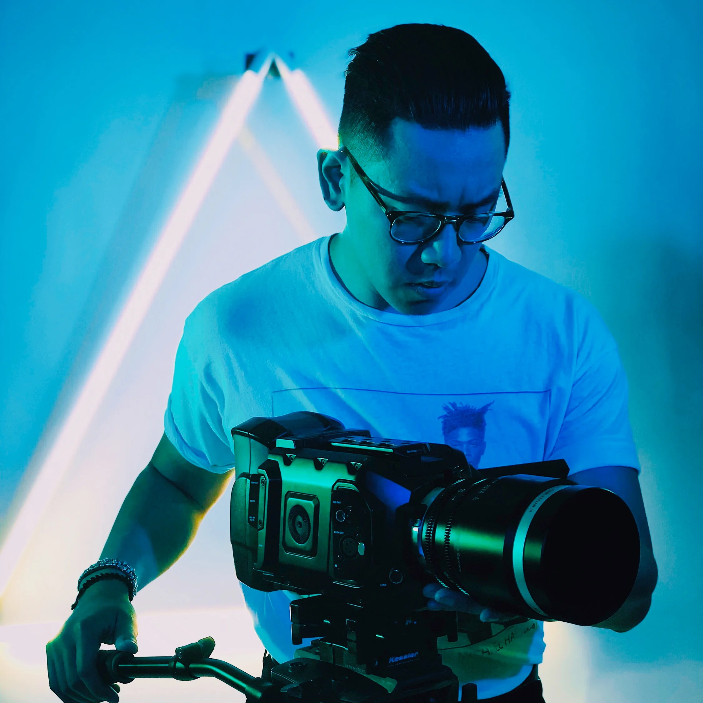 Vinh LuongWebsitePhotographer, Cinematographer, Camera OperatorSince 2007, VL has had the honor and privilege to create content, and work with, some of the world's leading production companies, artists, creatives, brands, publication houses, and inf…