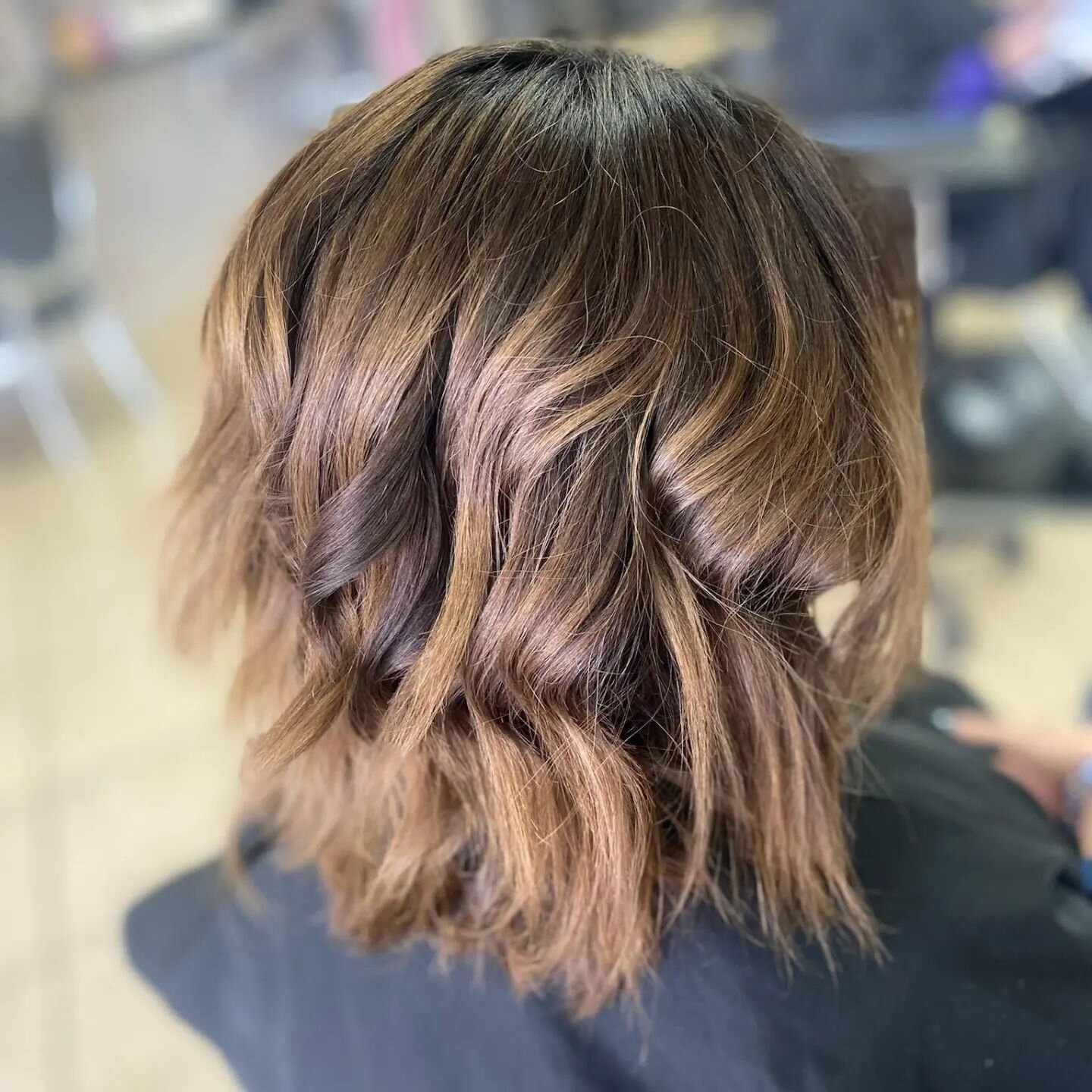 👀 Can you believe this is NOT a highlighted guest, but instead someone who organically lightens just from having a root touch up with Redken Cover Fusion 5NA?! 

While color fading over time is completely normal, Redken is absolutely supreme in doin