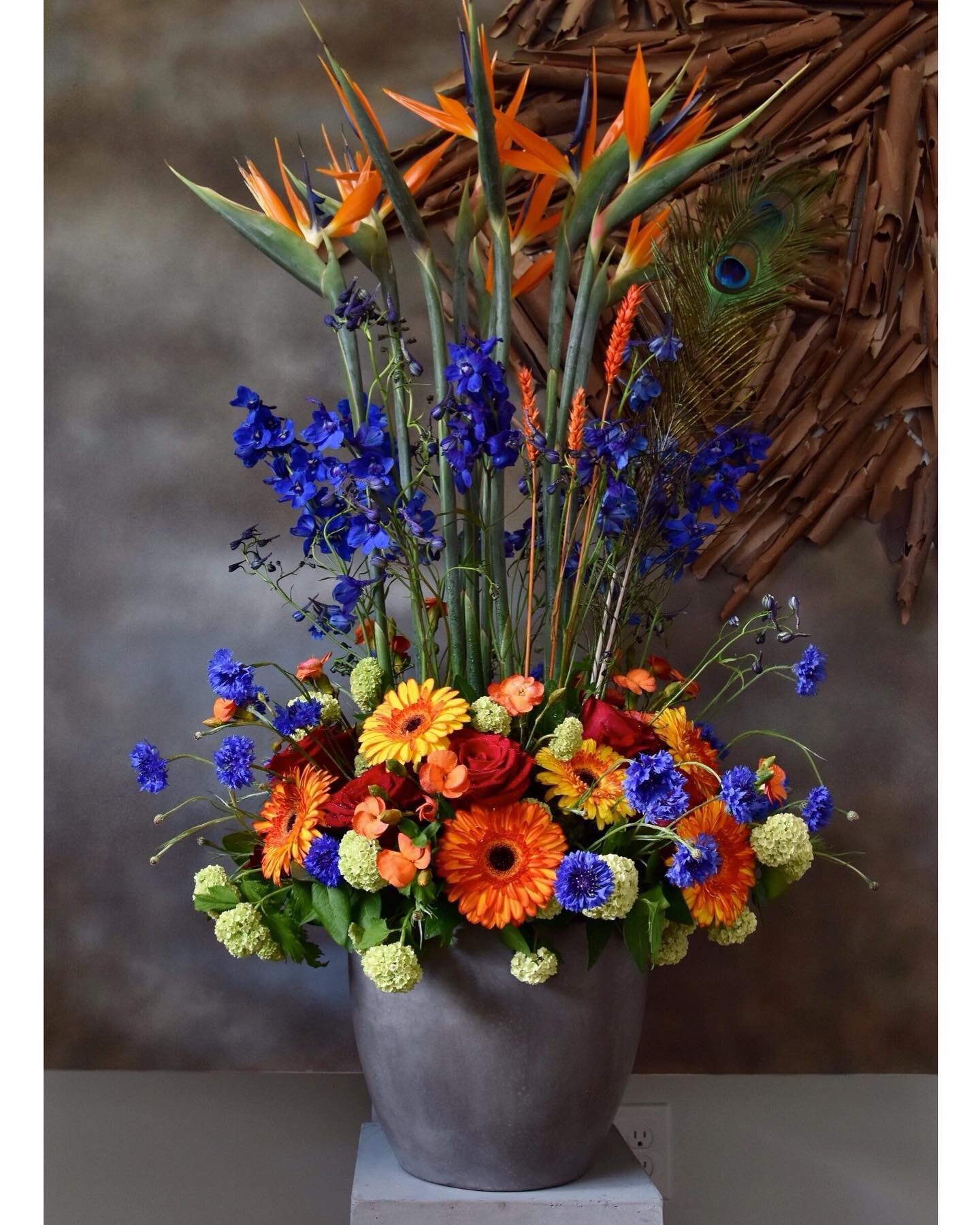 After a short break I&rsquo;m back with these bright flowers and good wishes for the start of this week! 🌸🌺🌼 #flowers #summerflowers #arrangement #floralstudio #brightcolors #floraldesign #birdsofparadise #žydrinarožė