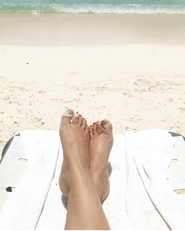Sandy toes for days!