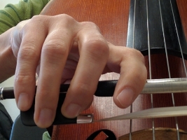 Holding the bow the way the hand naturally wants to