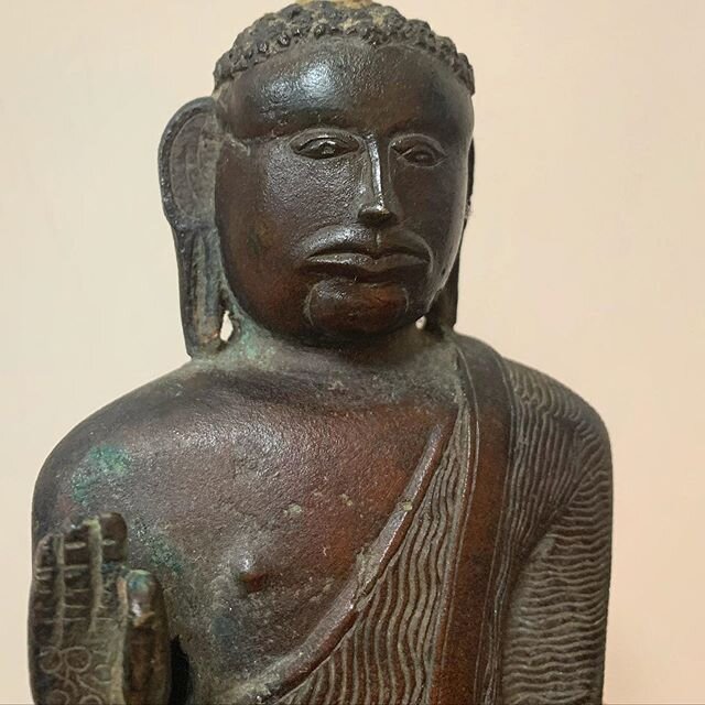Our &ldquo;tmr is Monday?!&rdquo; face...😑
.
.
Close up view of Buddha, Sri Lanka, Kandy period, circa 17th/18th century, bronze.
.
.
.
#ajayagallery #artgallery #buddha #buddhistart #buddhasculpture #buddhism #art #asianart #artasiatique #artifact 