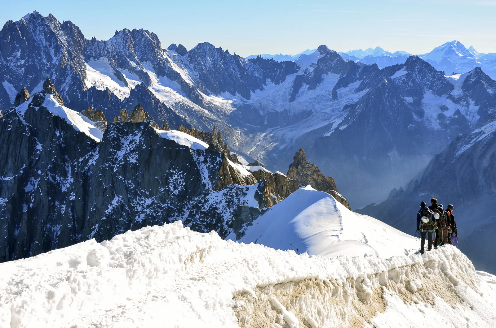 Alpinistes au départ de l'arête Midi-Plan