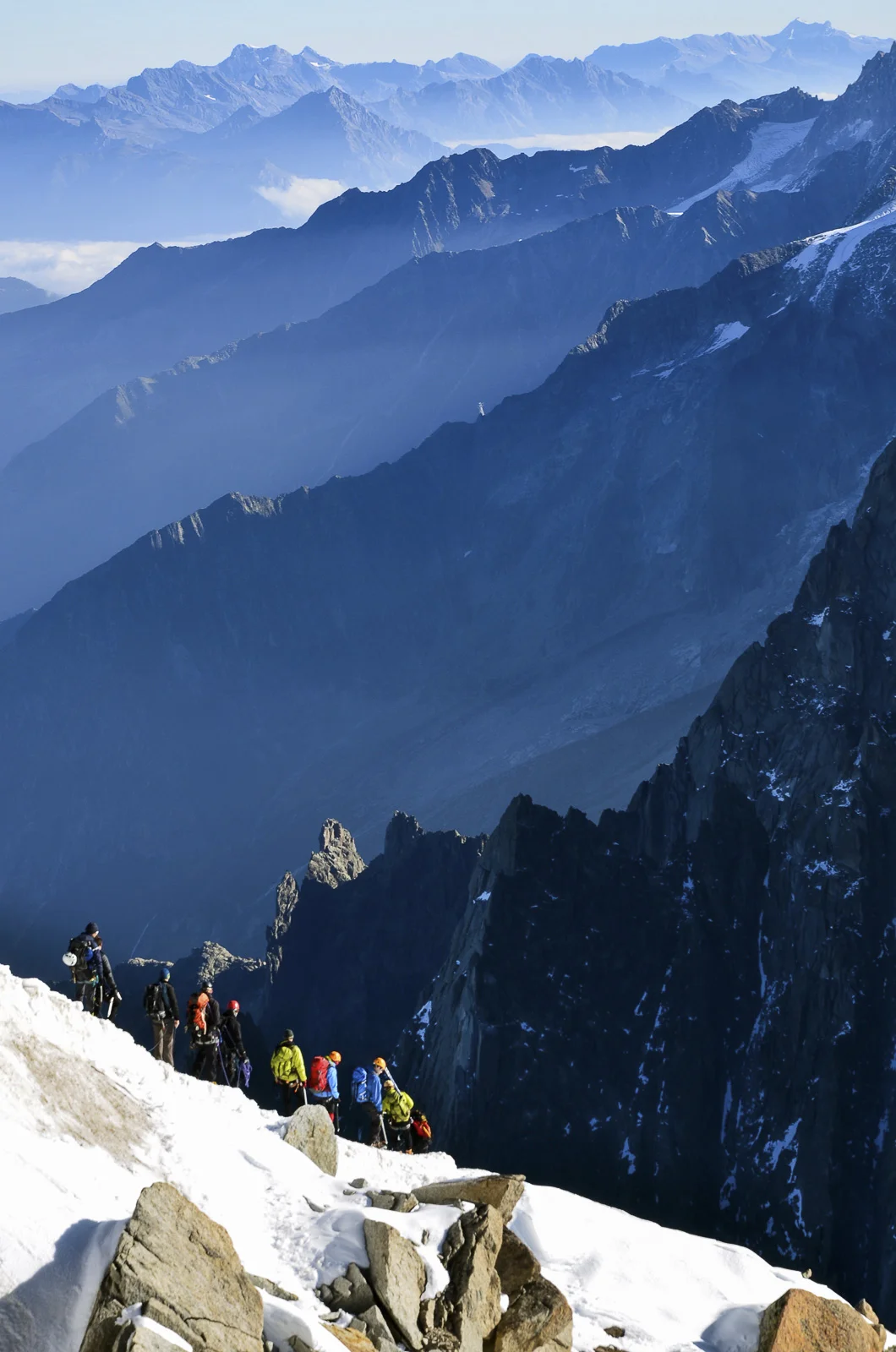 Alpinistes au départ de l'arête Midi-Plan