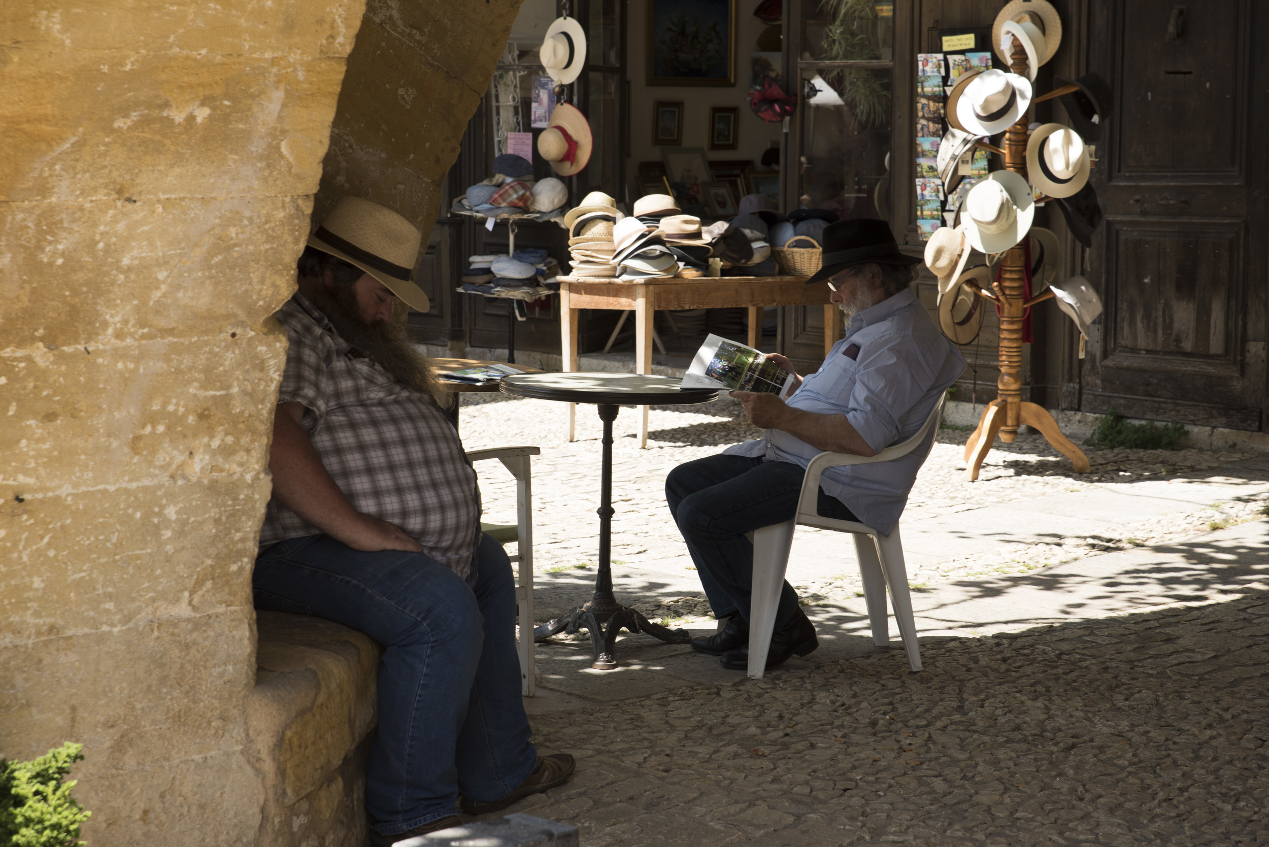 Sieste sous les arcades (Monpazier)