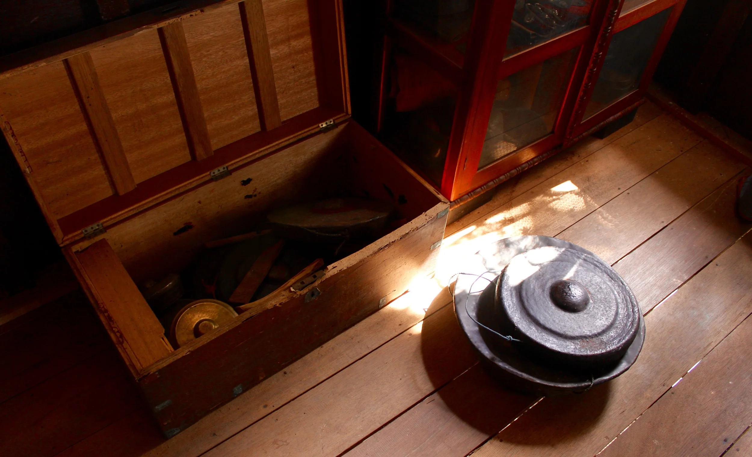 The gongs are unloaded from a chest in the king's house.