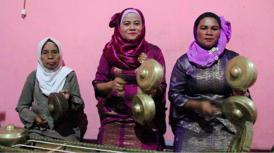  Women playing talempong pacik in Sumpur Kudus