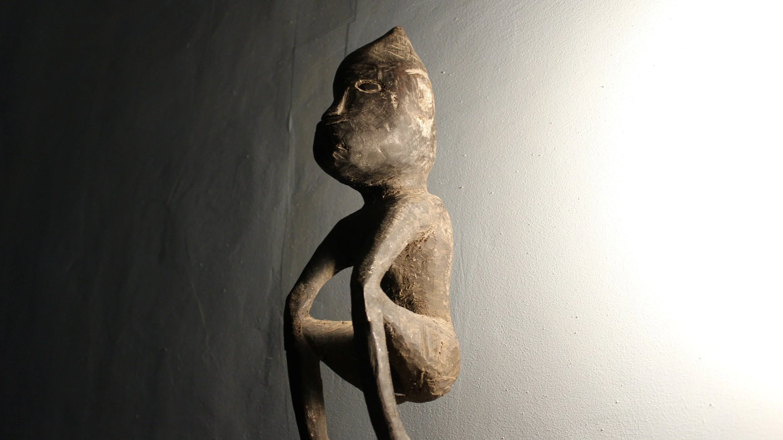 A Sumbanese kada uma idol, used to protect a house from bad spirits. 