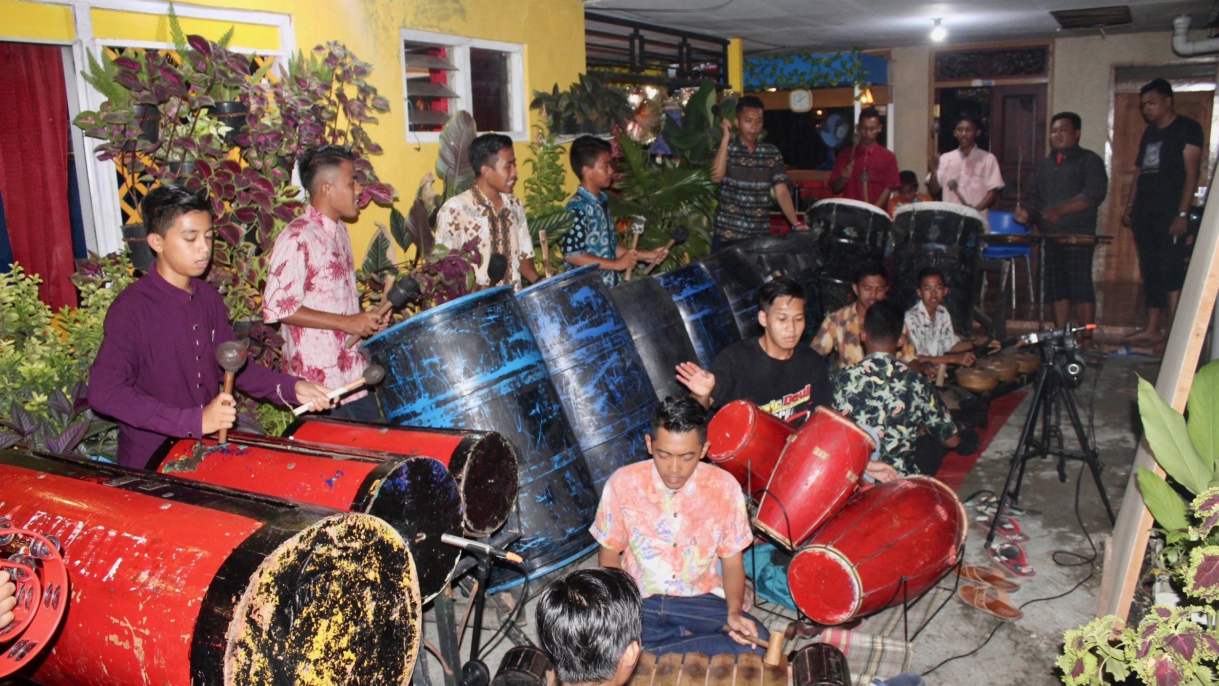 Inventing Daul Modern Madurese Expression In Pamekasan Aural Archipelago Patrol jember se genteng kampung seni rw 16 gebang poreng, jember #patrojember #1st #musikpatroljember #1sttrending. inventing daul modern madurese