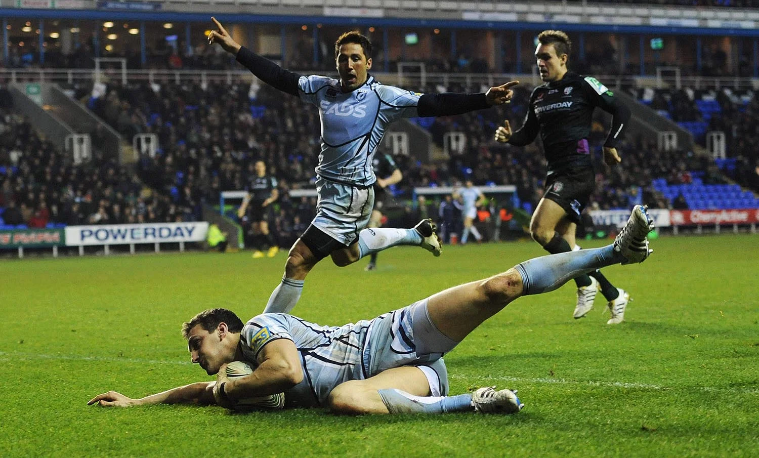 Sam Warburton of Cardiff Blues scores a try