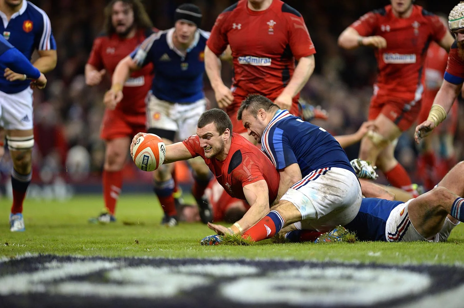 Sam Warburton of Wales scores a try