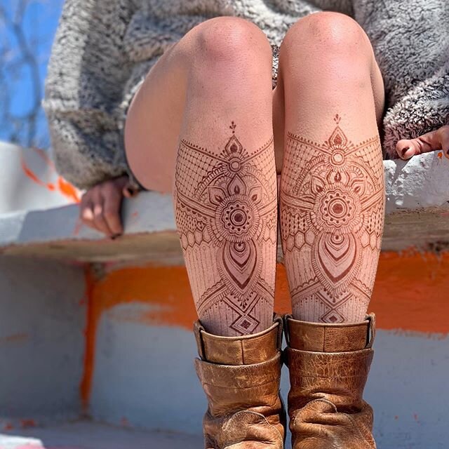 Fun taking pictures of @kdimaging today - love the #legshields with boots!  #hennastain #geometrichenna #symmetry #freehand#hennaart#mehndi#hennaisneverblack#quarantine2020