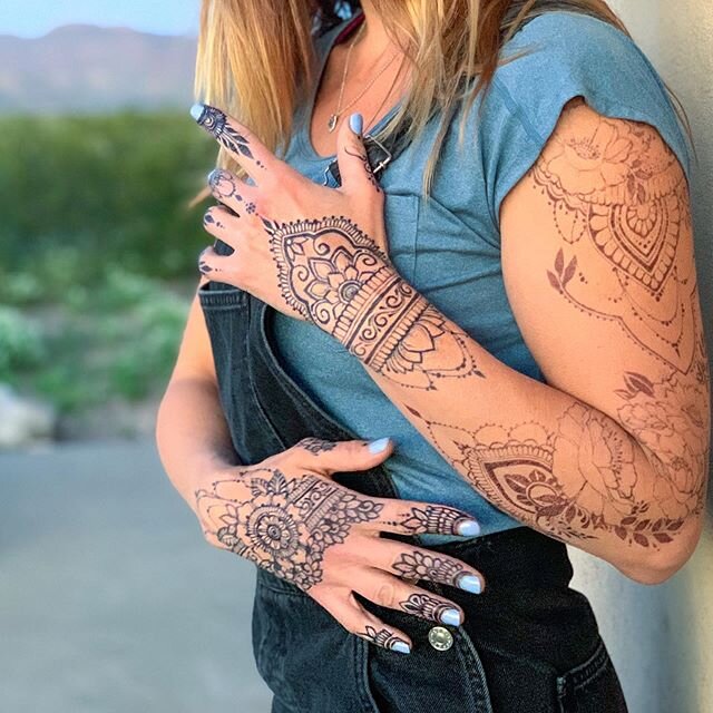 @etteloc in the beautiful desert light 🌅 modeling jagua powder on the hands and a fun #jamhengua and henna color mix on top - love the overalls too 😍😍😍 so thankful for my amazing podmates that let me draw on them &mdash;and sad our group is getti