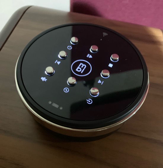 Many manufacturers, please copy. The MBL remote is absolutely stunning. A backlit, slick beauty.
