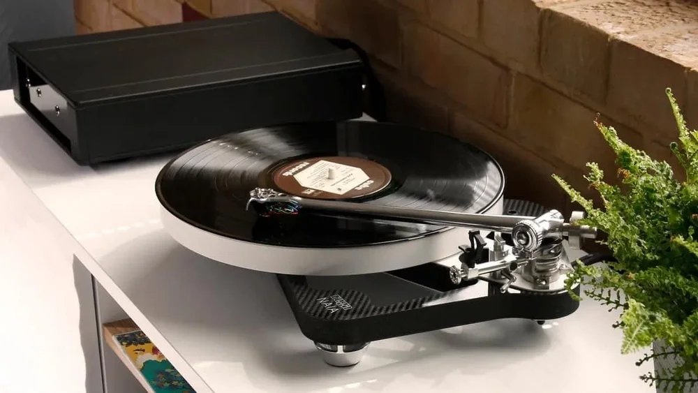 Rega Naia Turntable — Audiophilia