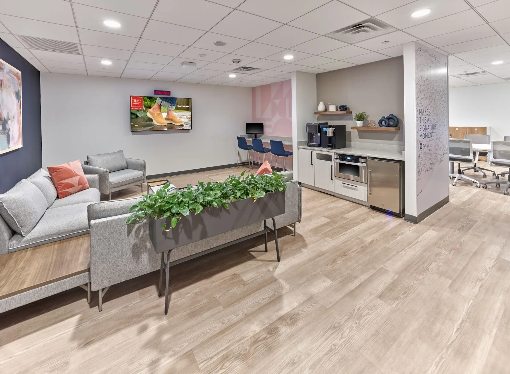 QVC HostLounge 02RetouchedWithScrnImage web.jpg