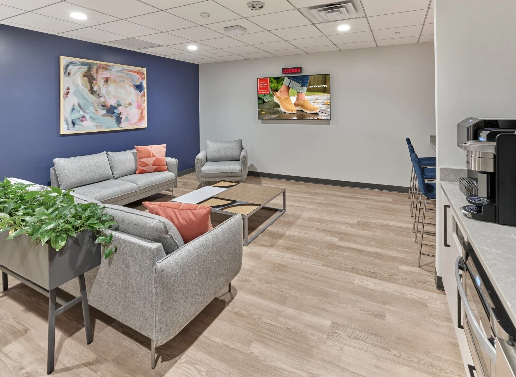 QVC HostLounge 03RetouchedWithScrnImage web.jpg