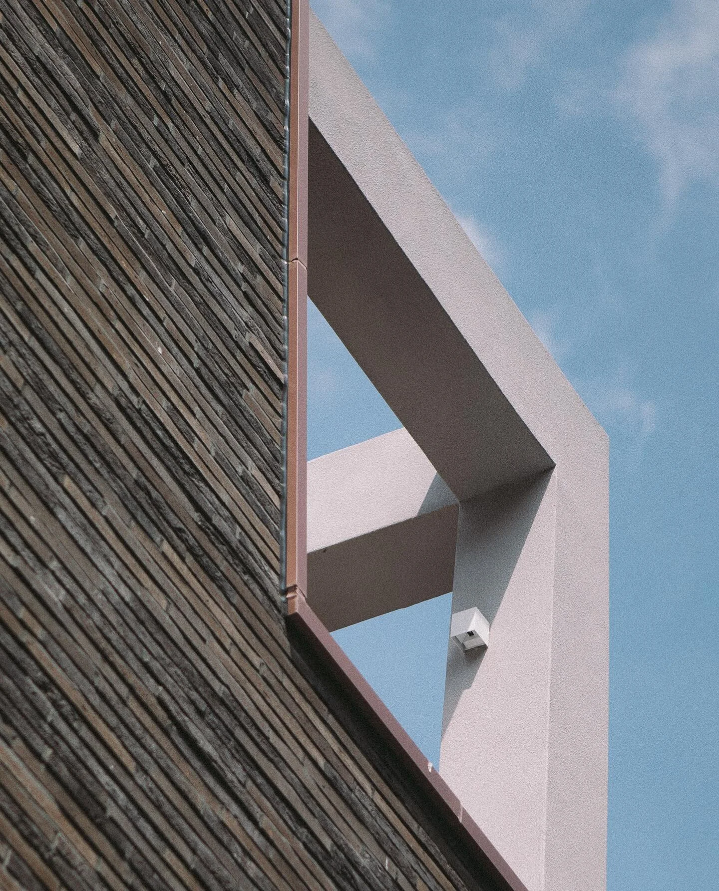 수암재

#architecture #facade #facadedesign #brick #architecturaldesign #archphotography #건축 #파사드 #파사드디자인 #벽돌 #건축디자인 #건축사진 #custombrick #합성목재

📷 @_kimsua (2nd Photo)