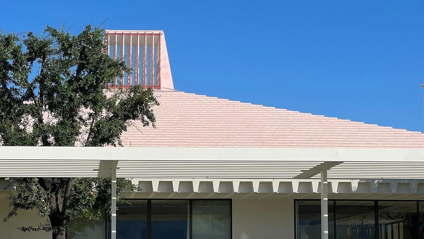 Sunnylands. 
Mid century modern mansion by A. Quincy Jones in 1960s for Walter Annenbergs and his wife.  Great architectural design and landscaping. 
큰 생각없이 방문한 나에게 써니랜드는 피카소, 모네, 반고흐와 같은 인상파 거장들의 작품들과 놀라군 건축적 표현과 디테일로 놀라움을 안겨주었다. 
그리고 이렇게 예쁜 핑크라니!!