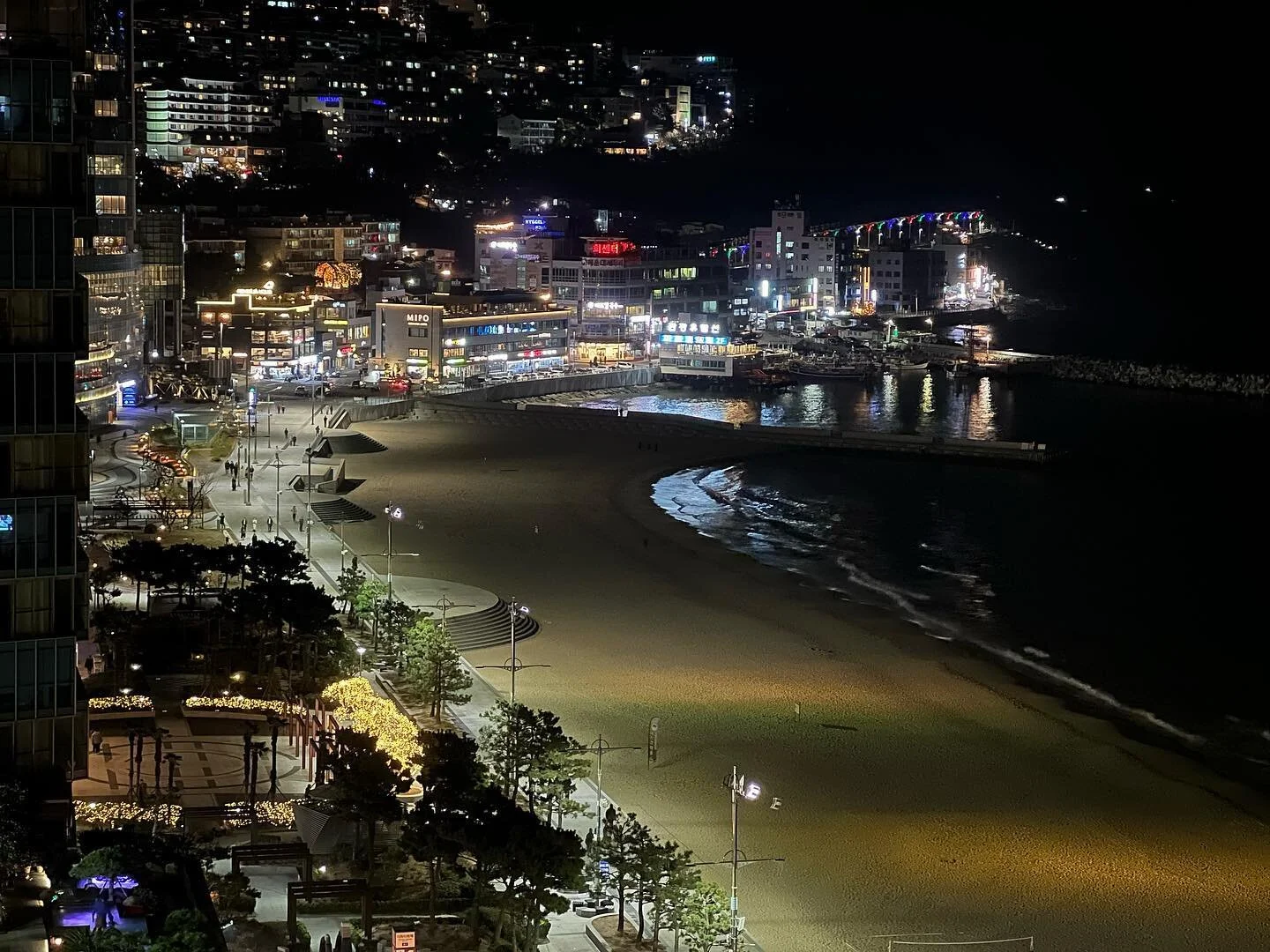 부산, 파라다이스 호텔
#busantrip #paradisehotel #beach #waterfront #nightphotography #triptokorea #familytrip 
#부산여행 #파라다이스호텔부산 #가족여행 #야경사진 #건축디자인 #해운대