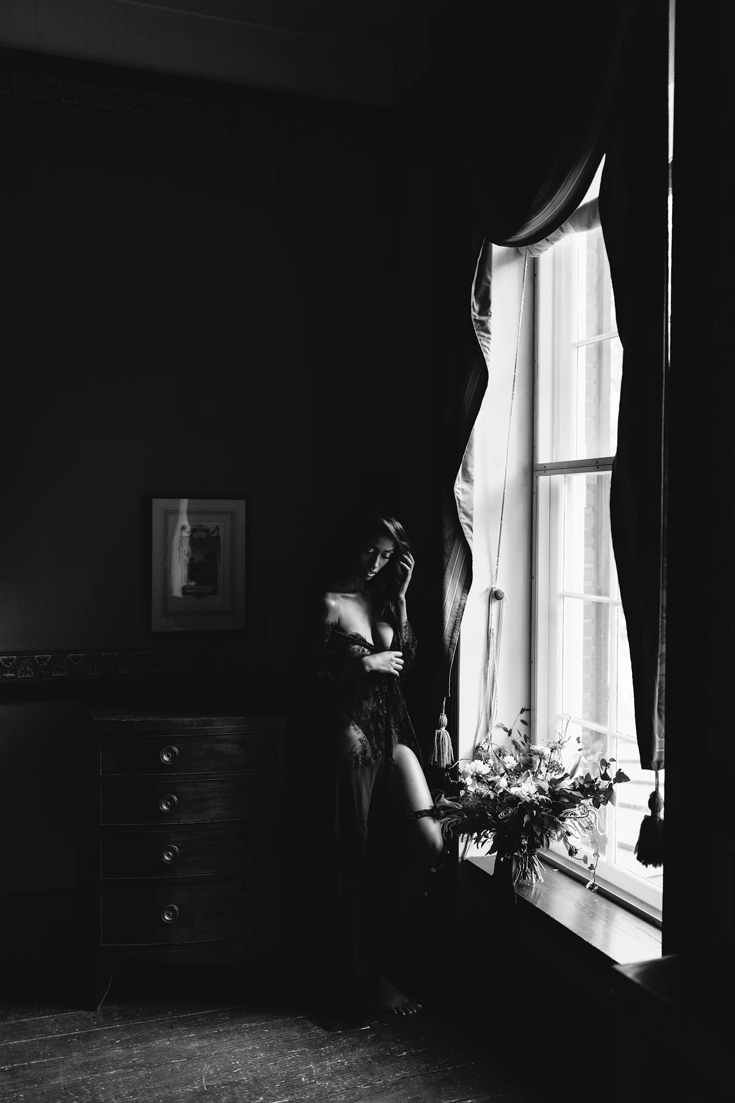 ryanne-hollies-photography-campbell-house-stylized-shoot-bedroom-intimate-boudoir-moody-intimate-vintage-inspired-bridal-boudoir-bridal-robe-by-cataflo-intimate-portrait-nude-classic-bouquet-tattooed-bride-junebug-weddings-bw.jpg
